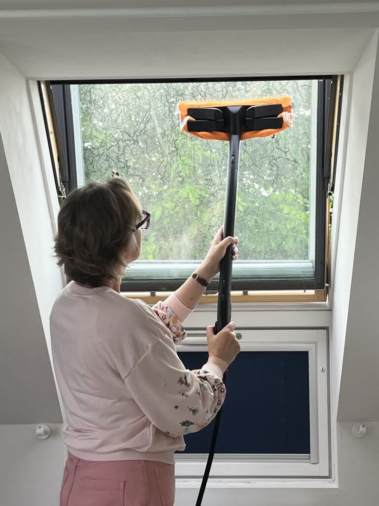 Mélissa nettoie une fenêtre à la vapeur sèche, sans trace ni produit, à Guérande (Loire-Atlantique)