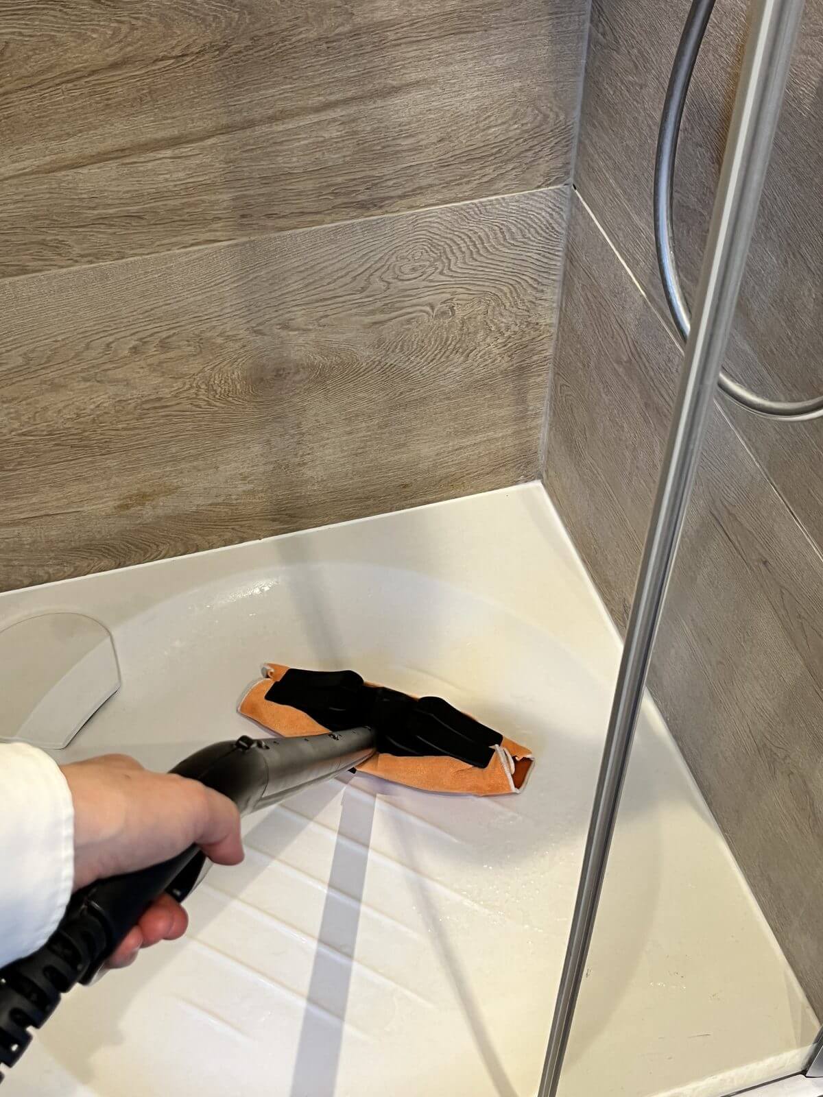 Nettoyage d'un bac de douche gras à la vapeur sèche, sans produit, à Guérande