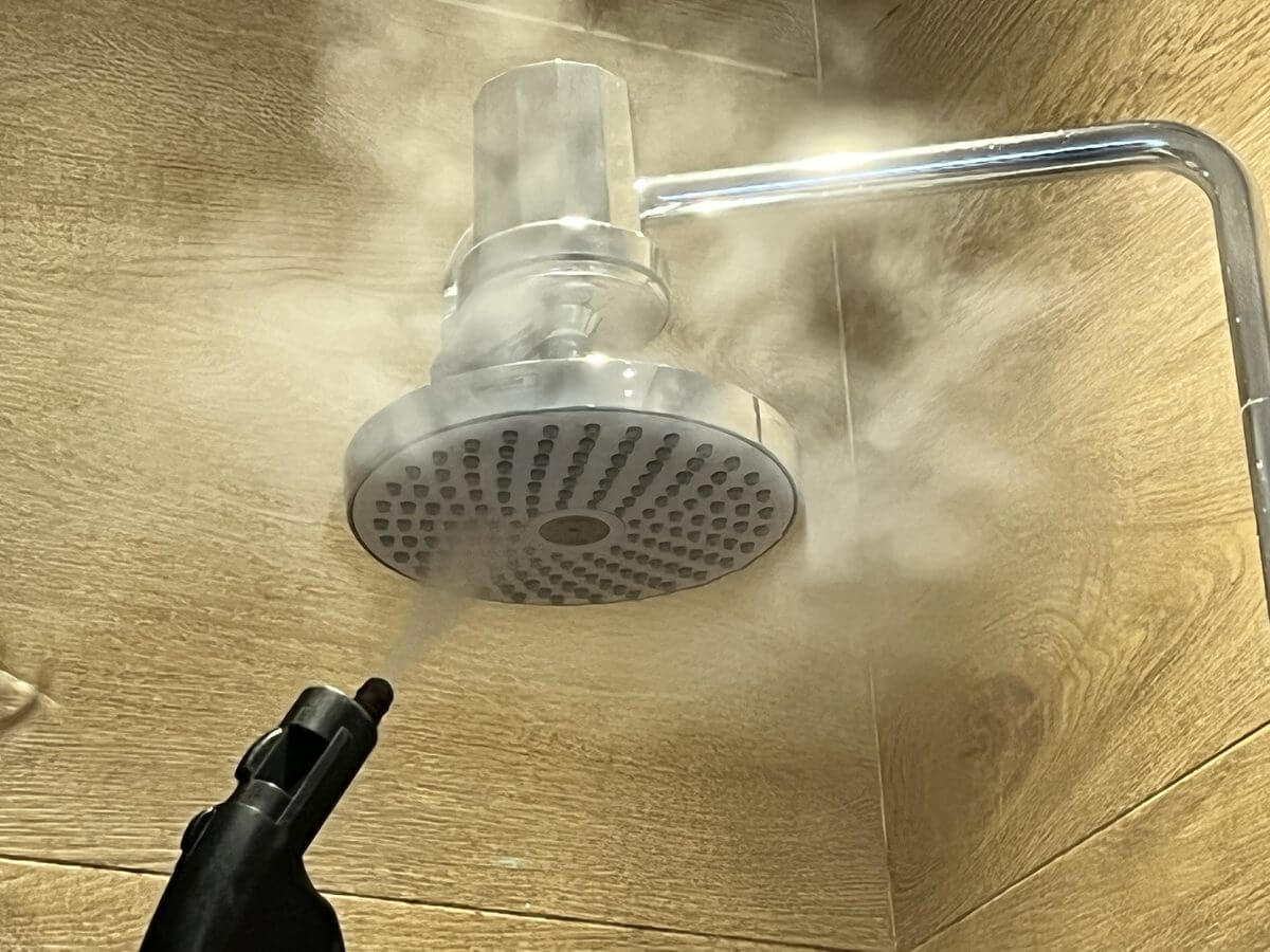 Détartrage des picots d'un pommeau de douche à la vapeur sèche, sans produit, à Guérande