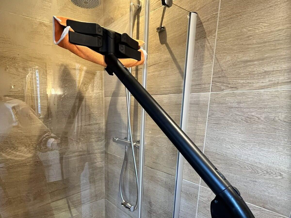 Nettoyage d'une paroi de douche à la vapeur sèche Vapodil, sans produit, à Guérande
