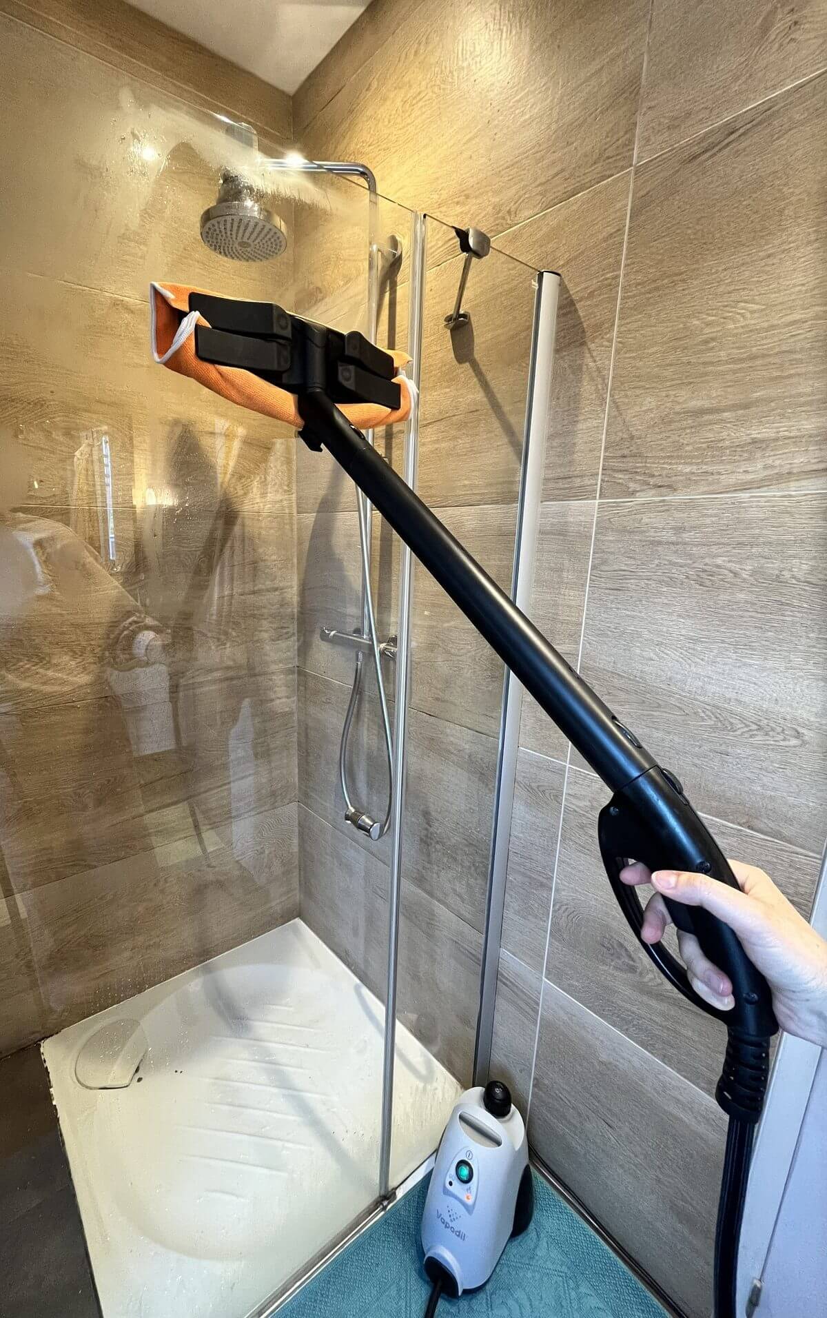 Nettoyage d'une paroi de douche à la vapeur sèche Vapodil, sans produit, à Guérande