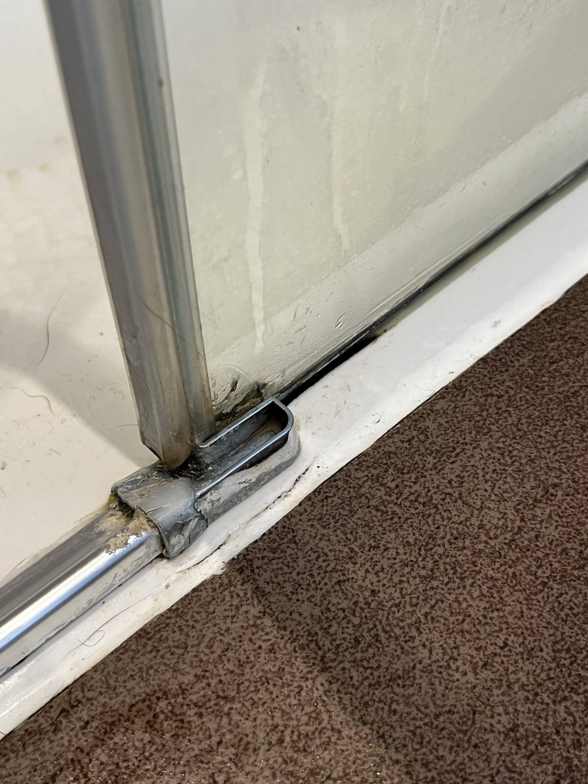 Rail de porte de douche après nettoyage à la vapeur sèche Vapodil, sans produit, à Guérande